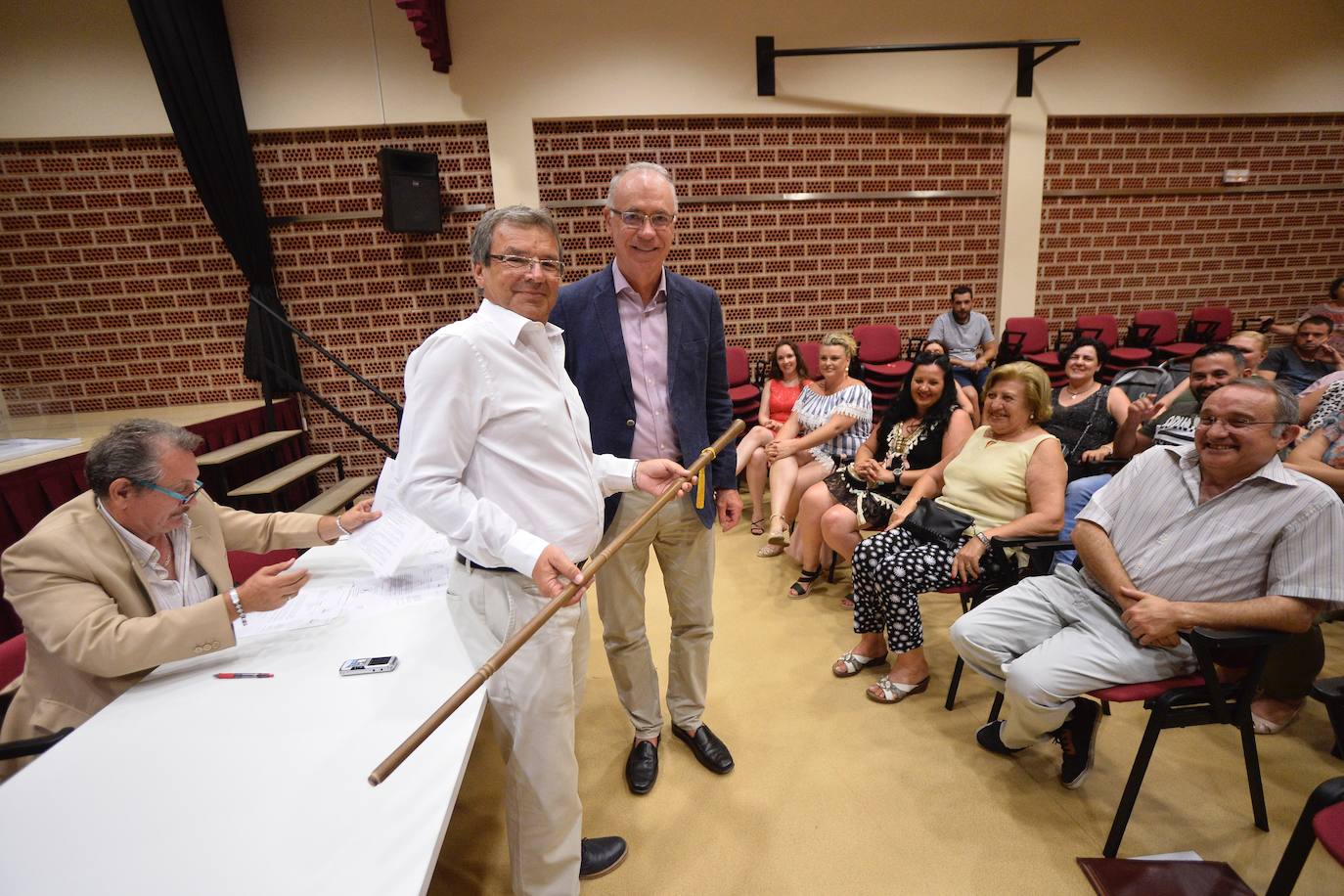 El presidente de la Junta Vecinal de Puebla de Soto recibió el bastón de mando de manos del edil Antonio Navarro.