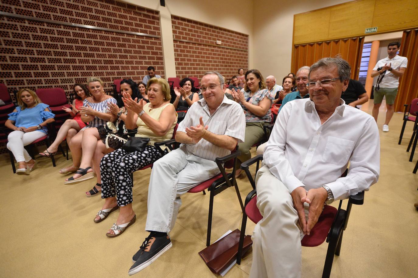El presidente de la Junta Vecinal de Puebla de Soto recibió el bastón de mando de manos del edil Antonio Navarro.