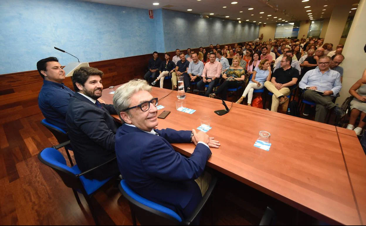 José Miguel Luengo, Fernando López Miras y Miguel Ángel Miralles, en la Junta Directiva Regional del PP, celebrada este miércoles. 