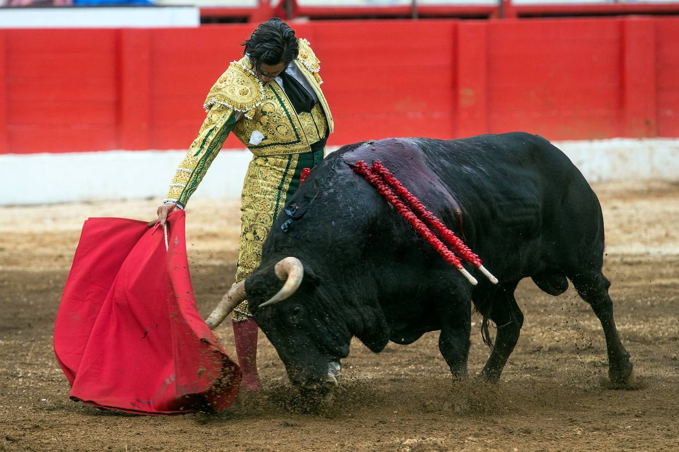 El diestro Paco Ureña durante el festejo taurino celebrado en el último día de la Feria de Santiago, en la que compartió cartel con Morante de la Puebla y Antonio Ferrera, con toros de la ganadería Jandilla.