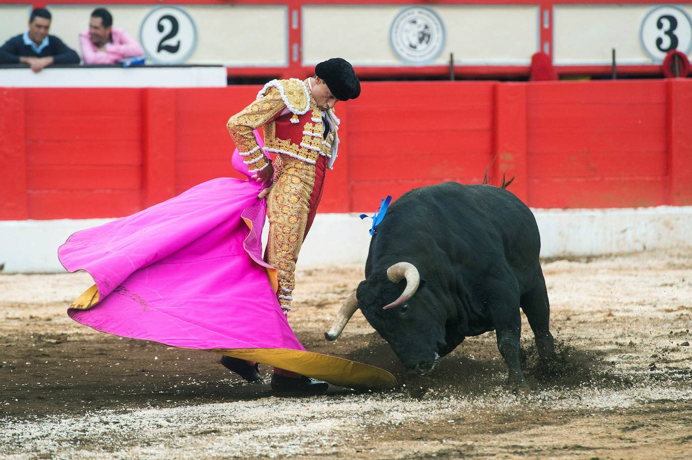 El diestro Paco Ureña durante el festejo taurino celebrado en el último día de la Feria de Santiago, en la que compartió cartel con Morante de la Puebla y Antonio Ferrera, con toros de la ganadería Jandilla.