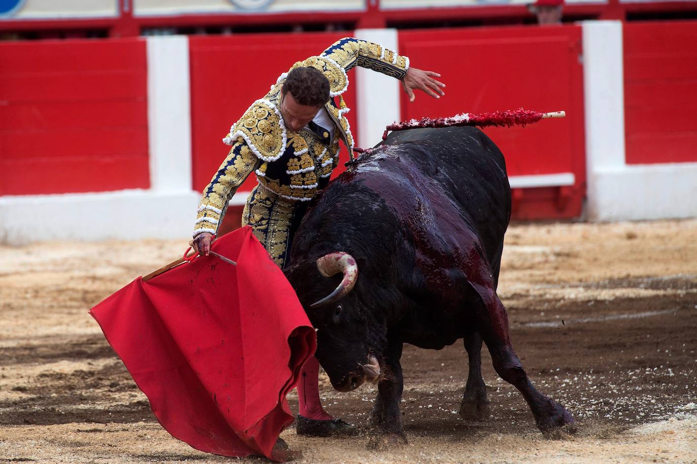 El diestro Paco Ureña durante el festejo taurino celebrado en el último día de la Feria de Santiago, en la que compartió cartel con Morante de la Puebla y Antonio Ferrera, con toros de la ganadería Jandilla.