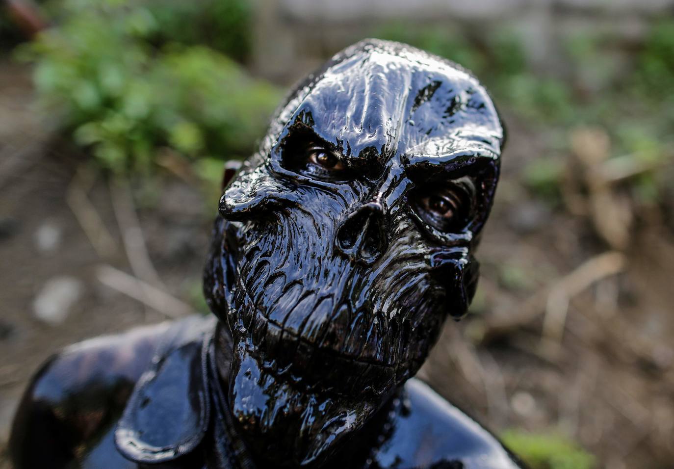 Varias personas llevan el cuerpo cubierto con aceite para cumplir con la tradición de «Los Diablitos Negros» durante una procesión en la que fieles católicos transportan la imagen de Santo Domingo de Guzmán, en Managua (Nicaragua). Como es tradición, la música pone el tono festivo y los creyentes bailan a la vez que avanzan hacia el norte de Managua, alrededor de la imagen, que es zangoloteada por los cargadores, como símbolo de alegría.