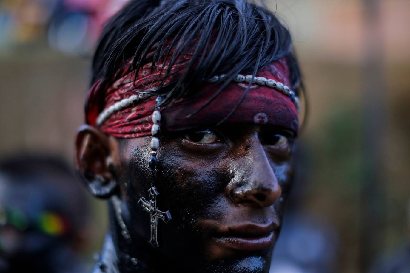 Varias personas llevan el cuerpo cubierto con aceite para cumplir con la tradición de «Los Diablitos Negros» durante una procesión en la que fieles católicos transportan la imagen de Santo Domingo de Guzmán, en Managua (Nicaragua). Como es tradición, la música pone el tono festivo y los creyentes bailan a la vez que avanzan hacia el norte de Managua, alrededor de la imagen, que es zangoloteada por los cargadores, como símbolo de alegría.