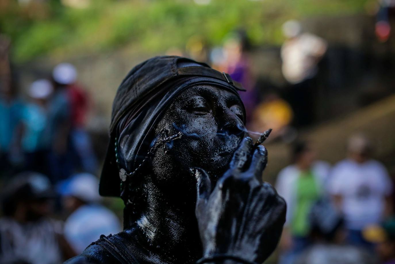 Varias personas llevan el cuerpo cubierto con aceite para cumplir con la tradición de «Los Diablitos Negros» durante una procesión en la que fieles católicos transportan la imagen de Santo Domingo de Guzmán, en Managua (Nicaragua). Como es tradición, la música pone el tono festivo y los creyentes bailan a la vez que avanzan hacia el norte de Managua, alrededor de la imagen, que es zangoloteada por los cargadores, como símbolo de alegría.