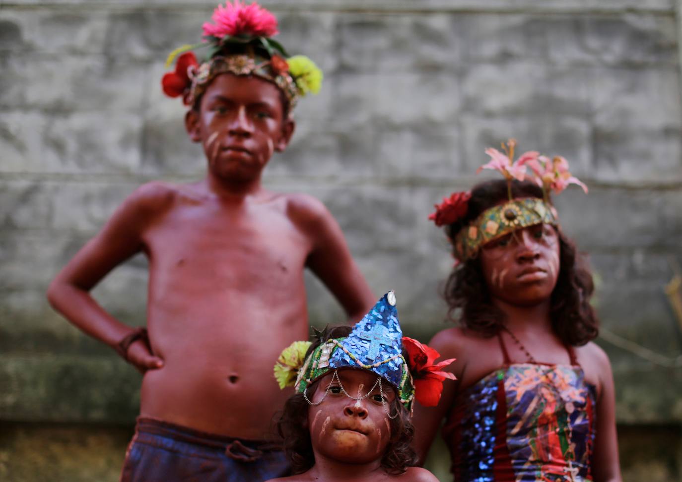 Varias personas llevan el cuerpo cubierto con aceite para cumplir con la tradición de «Los Diablitos Negros» durante una procesión en la que fieles católicos transportan la imagen de Santo Domingo de Guzmán, en Managua (Nicaragua). Como es tradición, la música pone el tono festivo y los creyentes bailan a la vez que avanzan hacia el norte de Managua, alrededor de la imagen, que es zangoloteada por los cargadores, como símbolo de alegría.