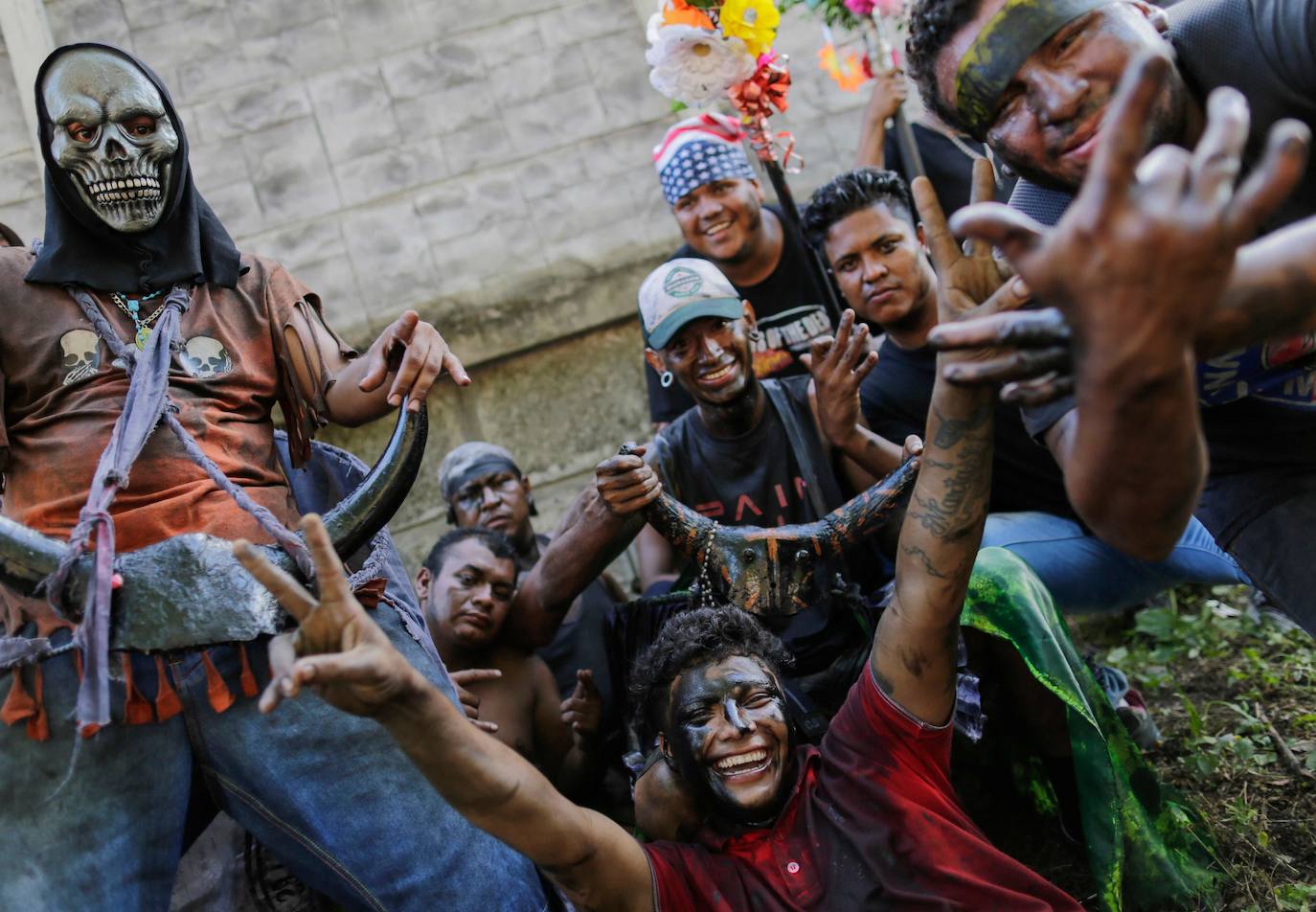 Varias personas llevan el cuerpo cubierto con aceite para cumplir con la tradición de «Los Diablitos Negros» durante una procesión en la que fieles católicos transportan la imagen de Santo Domingo de Guzmán, en Managua (Nicaragua). Como es tradición, la música pone el tono festivo y los creyentes bailan a la vez que avanzan hacia el norte de Managua, alrededor de la imagen, que es zangoloteada por los cargadores, como símbolo de alegría.