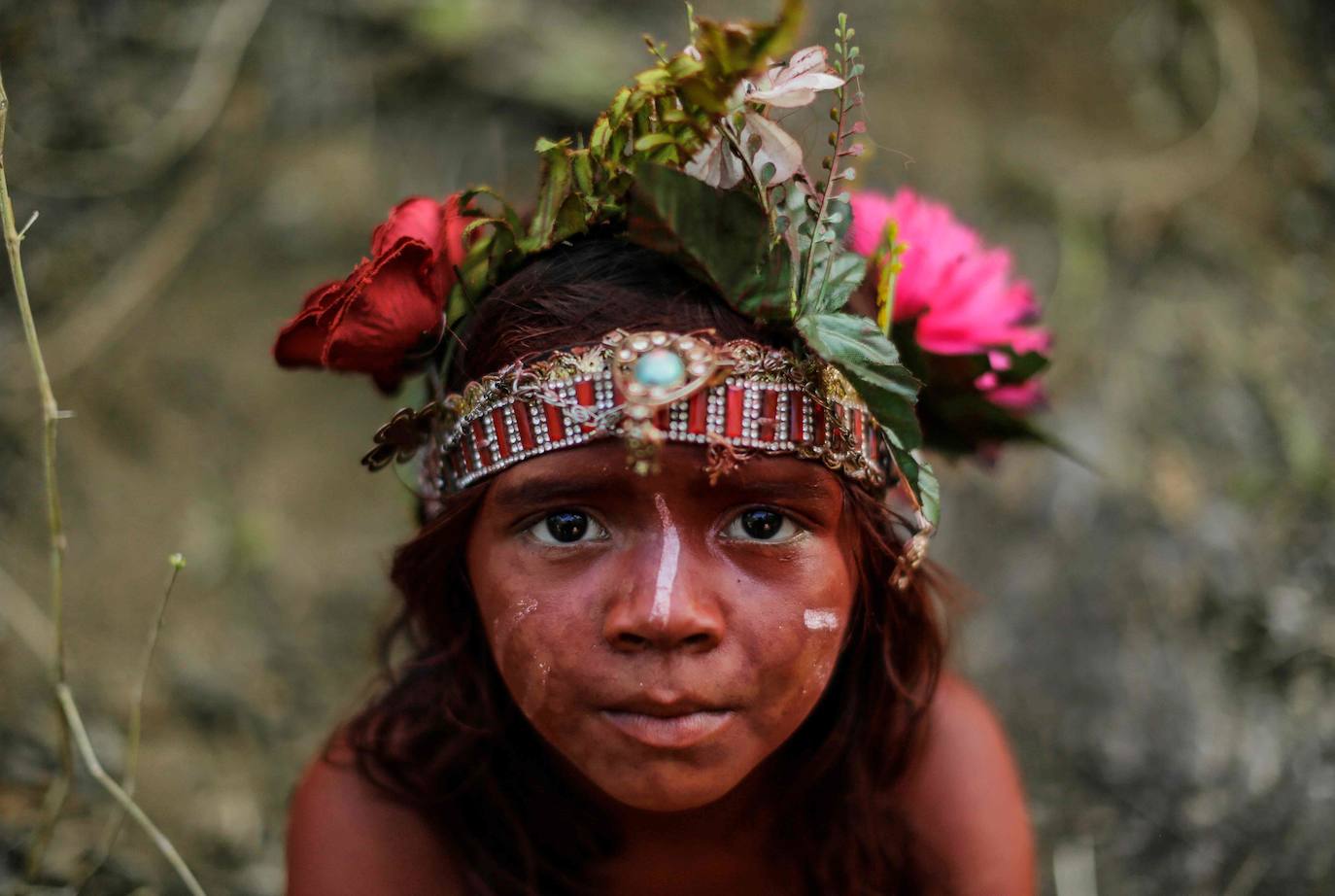 Varias personas llevan el cuerpo cubierto con aceite para cumplir con la tradición de «Los Diablitos Negros» durante una procesión en la que fieles católicos transportan la imagen de Santo Domingo de Guzmán, en Managua (Nicaragua). Como es tradición, la música pone el tono festivo y los creyentes bailan a la vez que avanzan hacia el norte de Managua, alrededor de la imagen, que es zangoloteada por los cargadores, como símbolo de alegría.