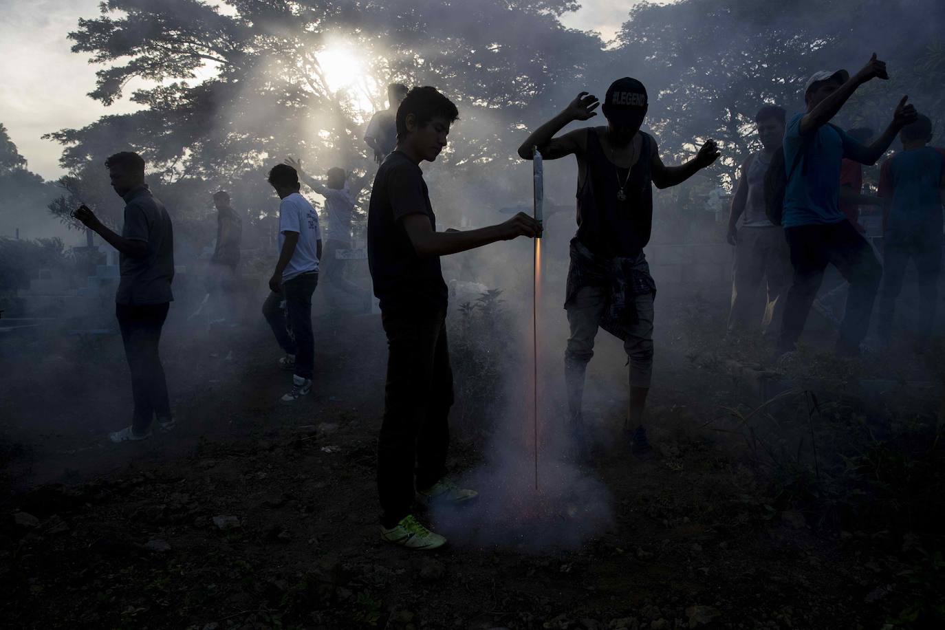 Varias personas llevan el cuerpo cubierto con aceite para cumplir con la tradición de «Los Diablitos Negros» durante una procesión en la que fieles católicos transportan la imagen de Santo Domingo de Guzmán, en Managua (Nicaragua). Como es tradición, la música pone el tono festivo y los creyentes bailan a la vez que avanzan hacia el norte de Managua, alrededor de la imagen, que es zangoloteada por los cargadores, como símbolo de alegría.