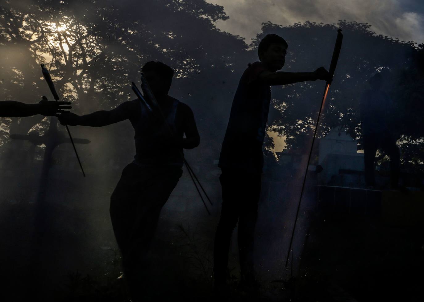 Varias personas llevan el cuerpo cubierto con aceite para cumplir con la tradición de «Los Diablitos Negros» durante una procesión en la que fieles católicos transportan la imagen de Santo Domingo de Guzmán, en Managua (Nicaragua). Como es tradición, la música pone el tono festivo y los creyentes bailan a la vez que avanzan hacia el norte de Managua, alrededor de la imagen, que es zangoloteada por los cargadores, como símbolo de alegría.