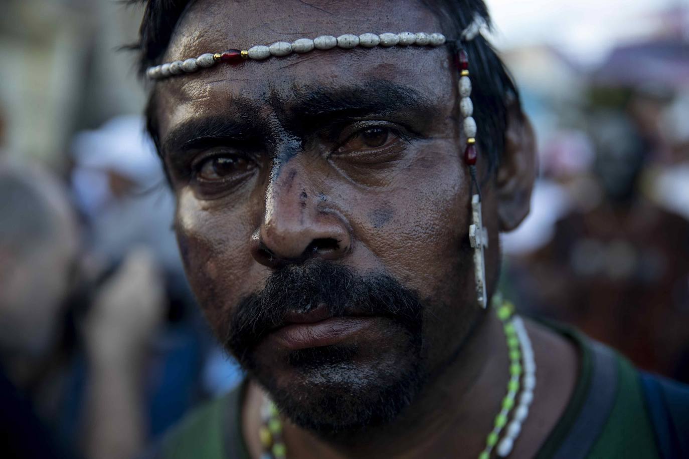 Varias personas llevan el cuerpo cubierto con aceite para cumplir con la tradición de «Los Diablitos Negros» durante una procesión en la que fieles católicos transportan la imagen de Santo Domingo de Guzmán, en Managua (Nicaragua). Como es tradición, la música pone el tono festivo y los creyentes bailan a la vez que avanzan hacia el norte de Managua, alrededor de la imagen, que es zangoloteada por los cargadores, como símbolo de alegría.