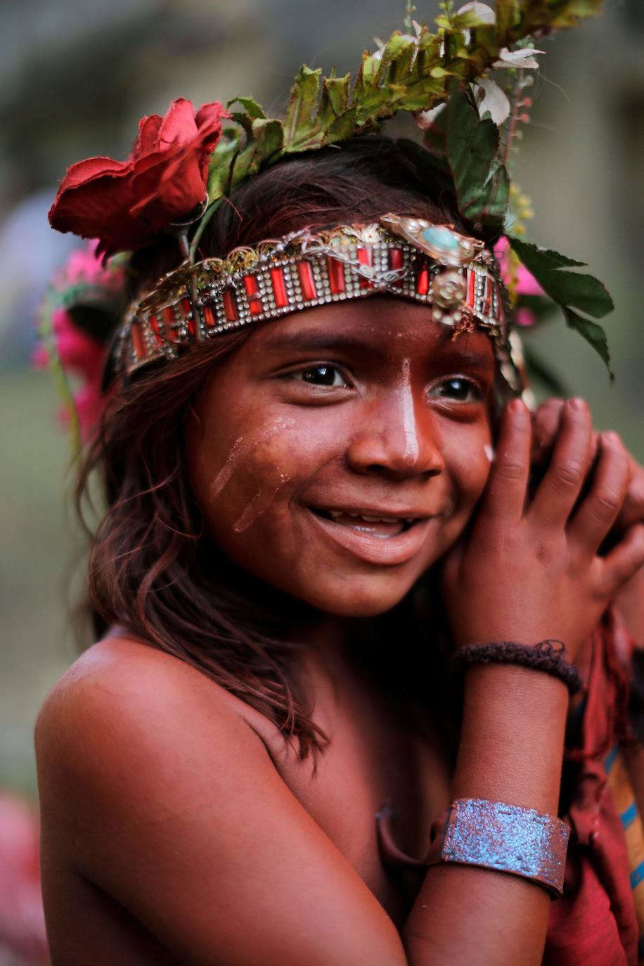 Varias personas llevan el cuerpo cubierto con aceite para cumplir con la tradición de «Los Diablitos Negros» durante una procesión en la que fieles católicos transportan la imagen de Santo Domingo de Guzmán, en Managua (Nicaragua). Como es tradición, la música pone el tono festivo y los creyentes bailan a la vez que avanzan hacia el norte de Managua, alrededor de la imagen, que es zangoloteada por los cargadores, como símbolo de alegría.