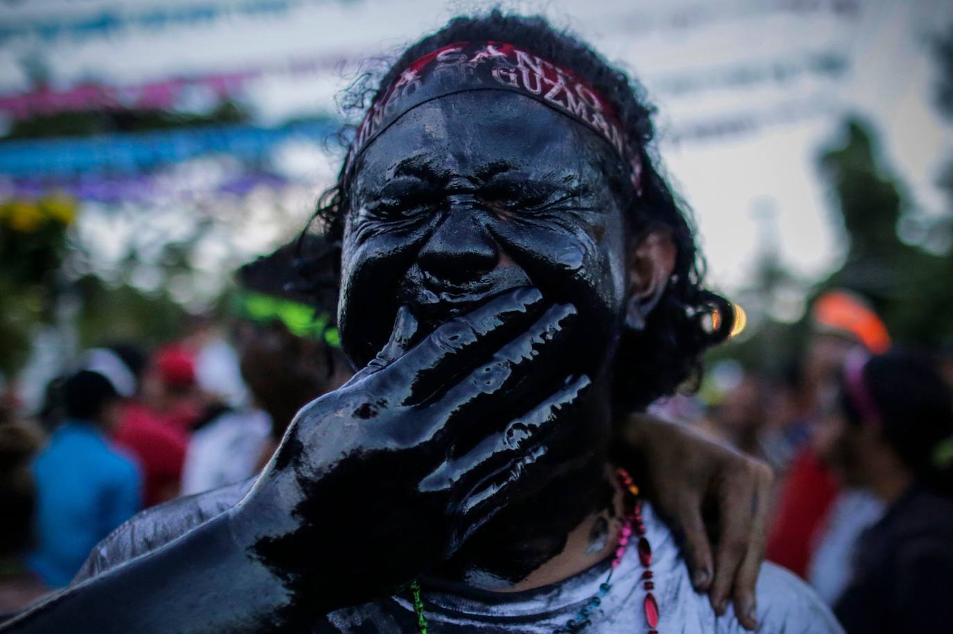 Varias personas llevan el cuerpo cubierto con aceite para cumplir con la tradición de «Los Diablitos Negros» durante una procesión en la que fieles católicos transportan la imagen de Santo Domingo de Guzmán, en Managua (Nicaragua). Como es tradición, la música pone el tono festivo y los creyentes bailan a la vez que avanzan hacia el norte de Managua, alrededor de la imagen, que es zangoloteada por los cargadores, como símbolo de alegría.