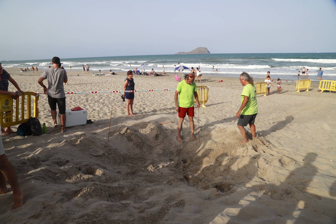 Los expertos no encuentran huevos en la playa, frente a Isla Grosa, después de dos horas de búsqueda en la arena.