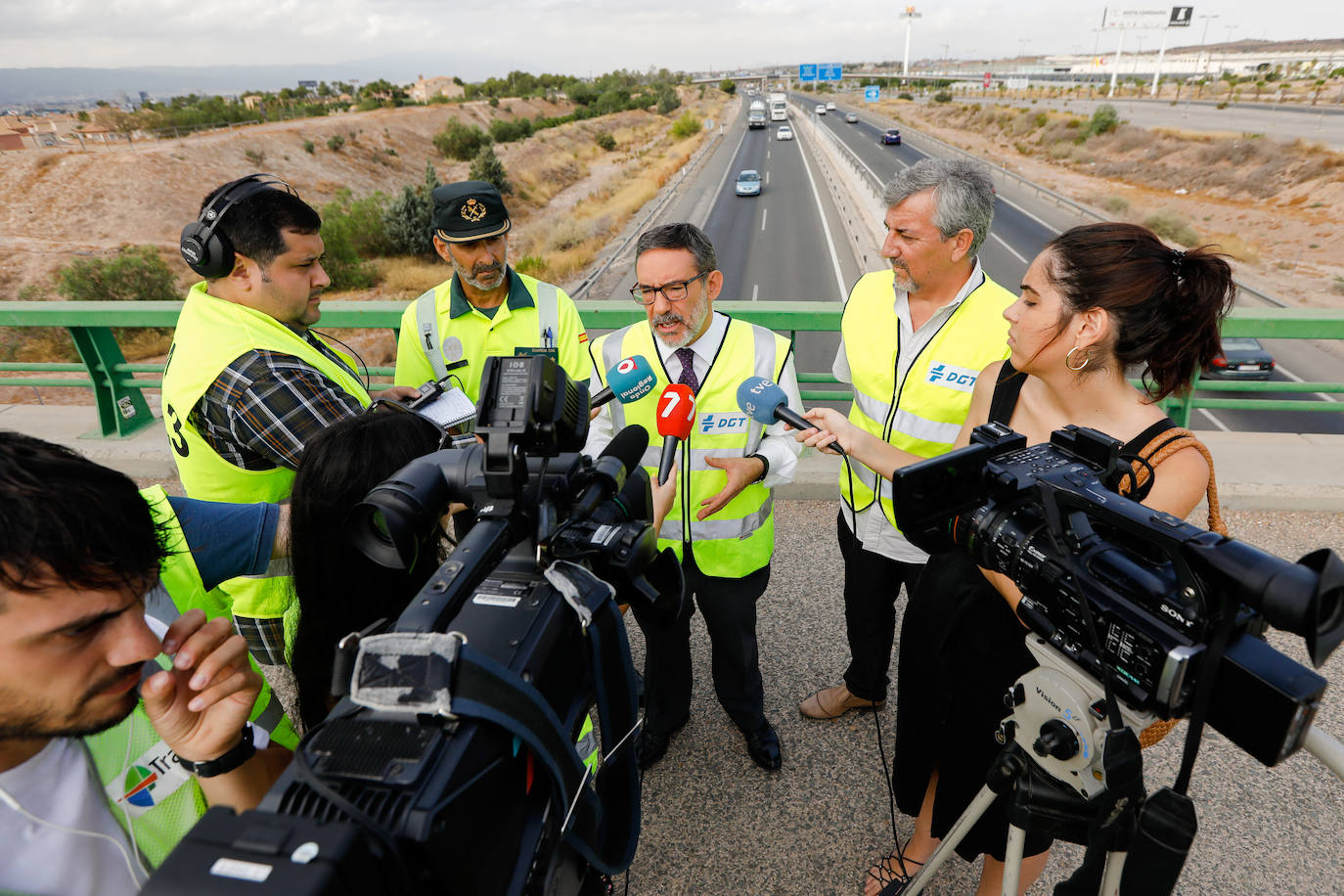 La DGT refuerza la vigilancia con hasta 440 guardias civiles y policías locales por los 210.000 viajes previstos para las próximas horas en Murcia 