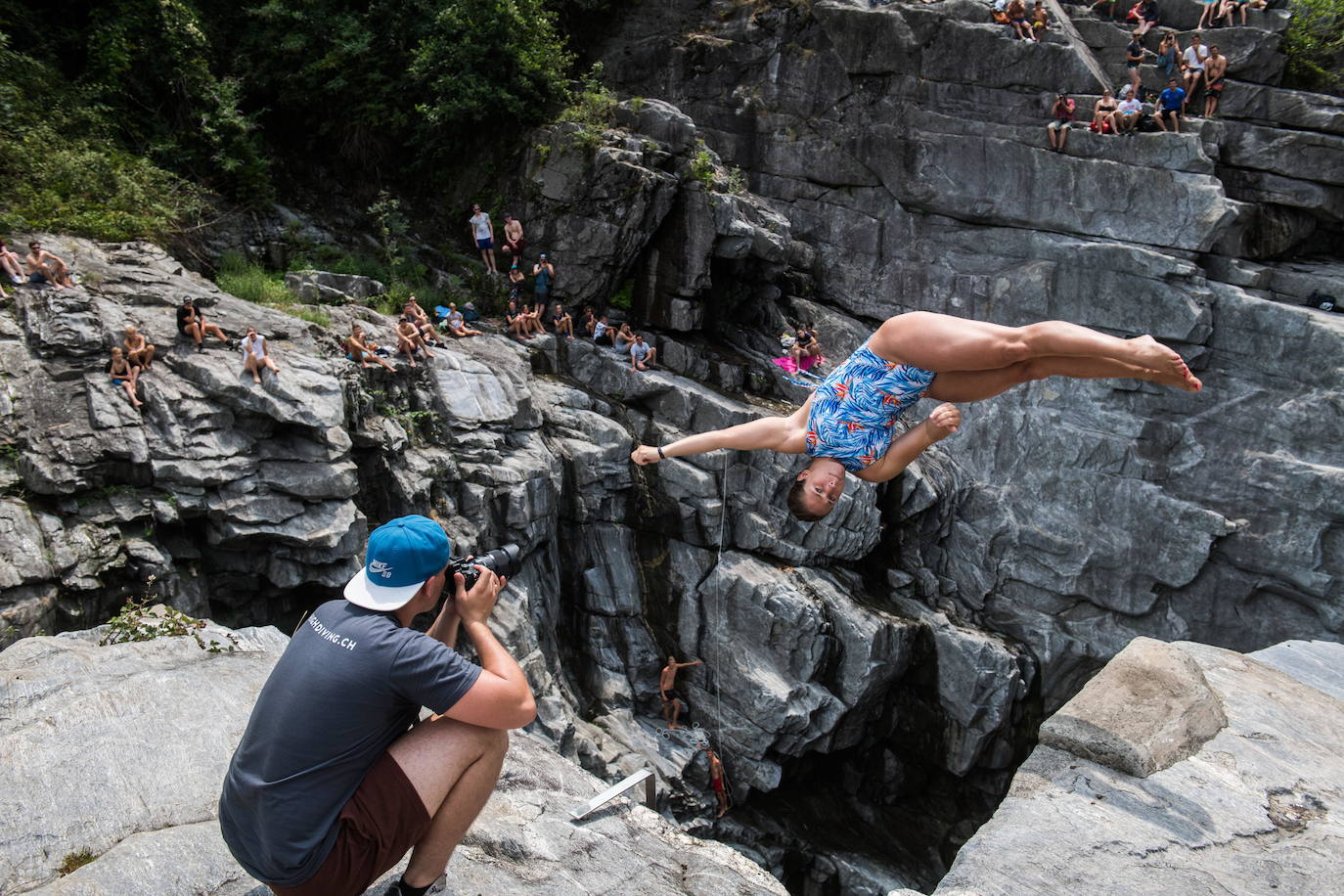 Varios participantes realizan sus saltos durante la prueba que se disputa en el valle Maggia, en Ponte Brolla (Suiza). 