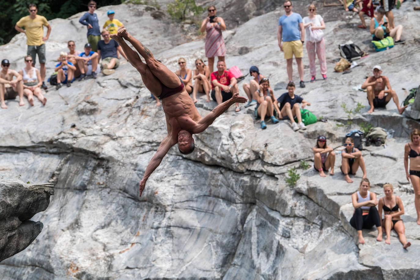 Varios participantes realizan sus saltos durante la prueba que se disputa en el valle Maggia, en Ponte Brolla (Suiza). 
