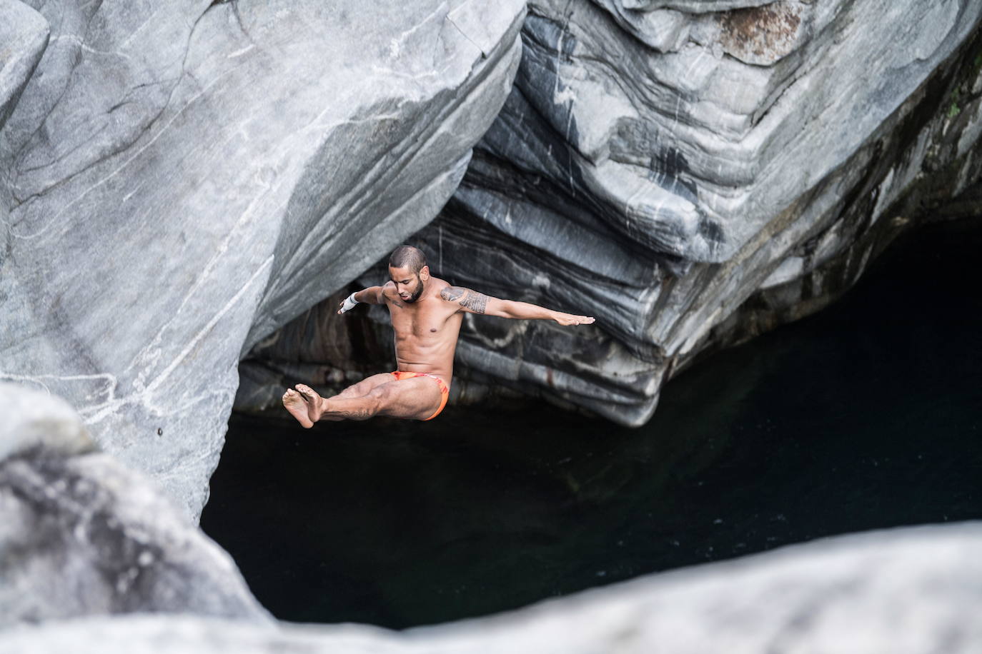 Varios participantes realizan sus saltos durante la prueba que se disputa en el valle Maggia, en Ponte Brolla (Suiza). 