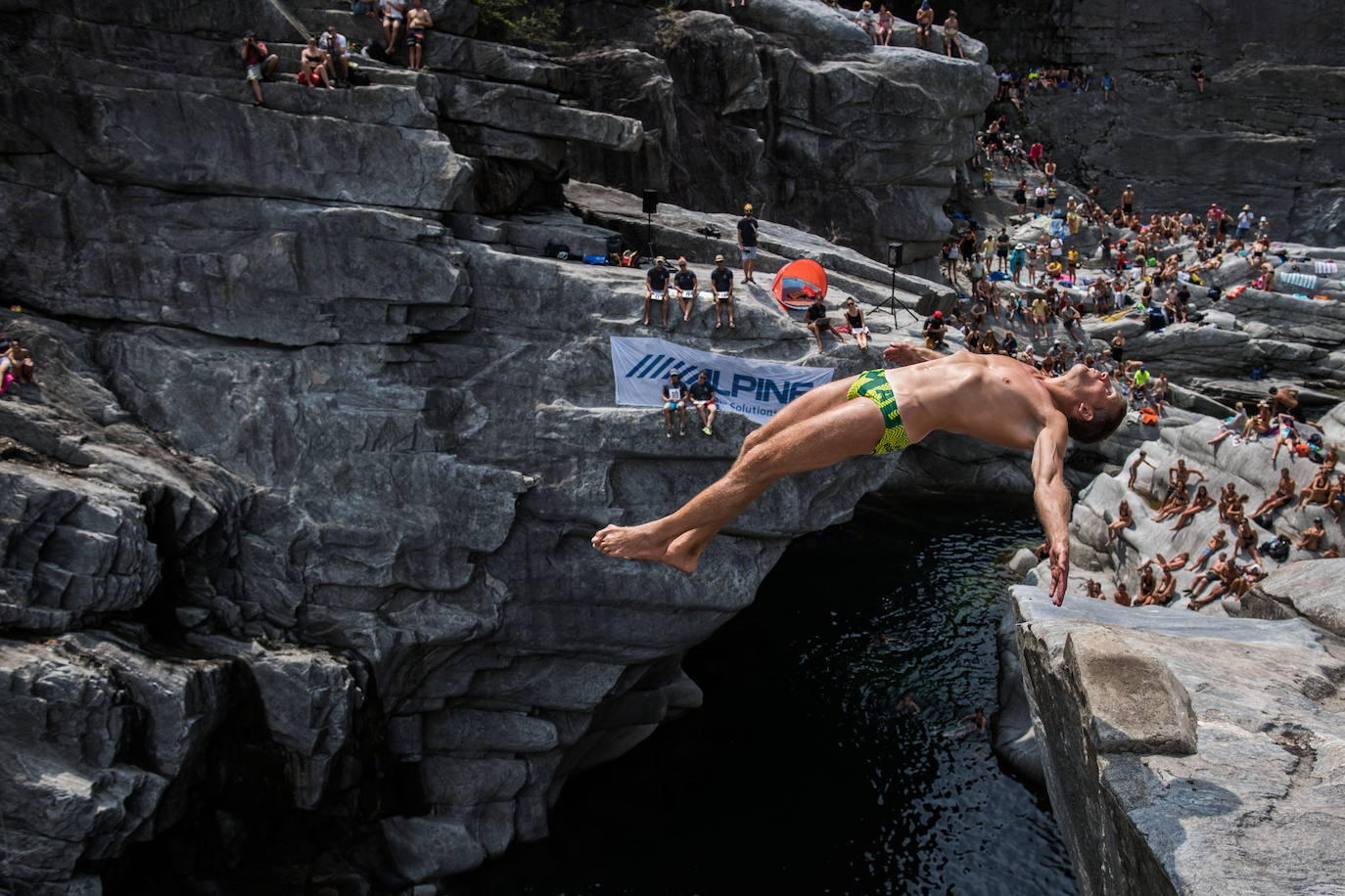 Varios participantes realizan sus saltos durante la prueba que se disputa en el valle Maggia, en Ponte Brolla (Suiza). 