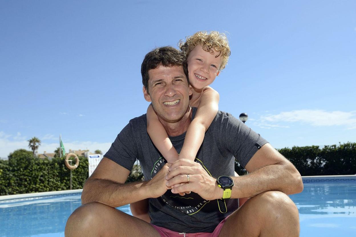 Duda, esta semana, junto a su hijo Bruno en la casa de Punta Prima (Alicante), donde pasa las vacaciones de verano. 