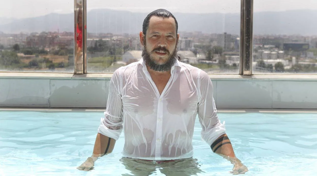 Jesús de la Peña, en la piscina de unos amigos, en Murcia. 