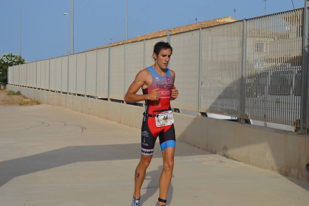 El corredor del C.A. Mandarache Cartagena completa los 5 kilómetros en 19:08 minutos, por los 22:54 de la atleta del Grupo Alcaraz