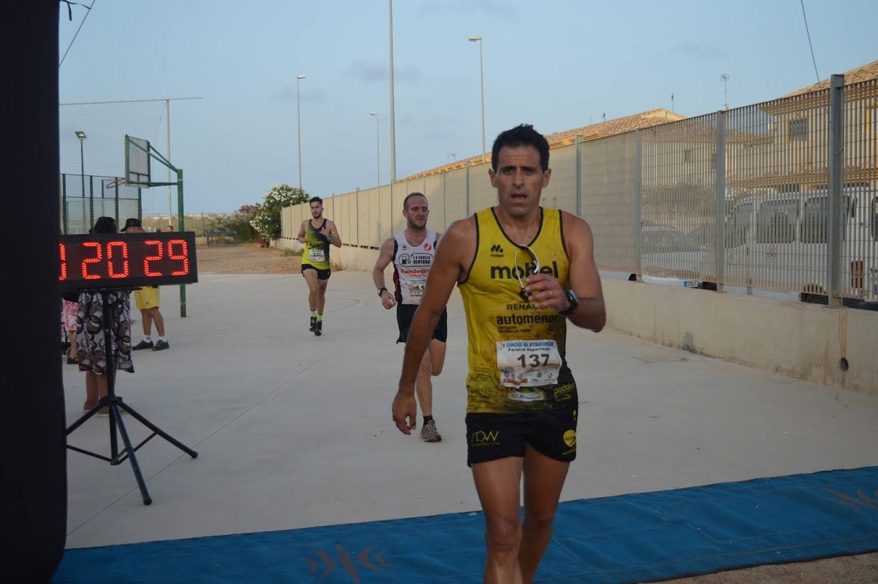 El corredor del C.A. Mandarache Cartagena completa los 5 kilómetros en 19:08 minutos, por los 22:54 de la atleta del Grupo Alcaraz