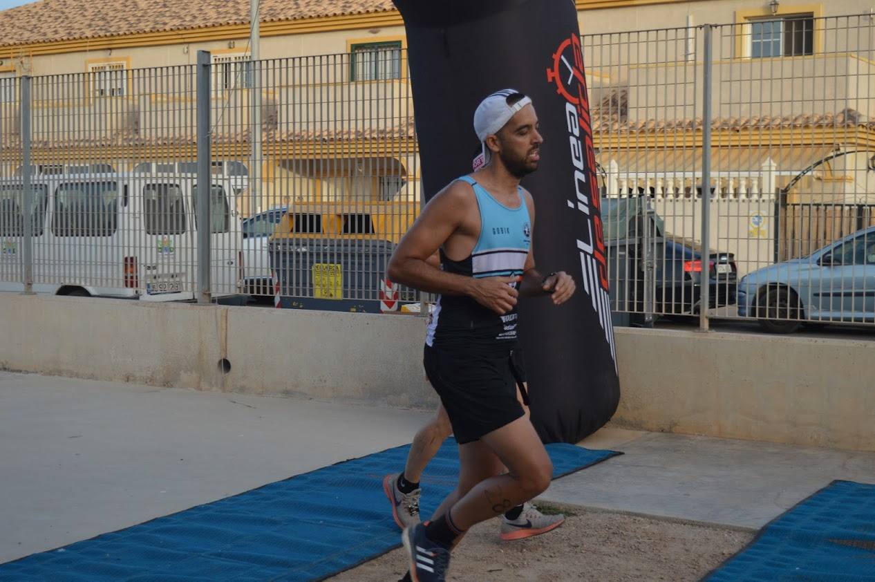 El corredor del C.A. Mandarache Cartagena completa los 5 kilómetros en 19:08 minutos, por los 22:54 de la atleta del Grupo Alcaraz