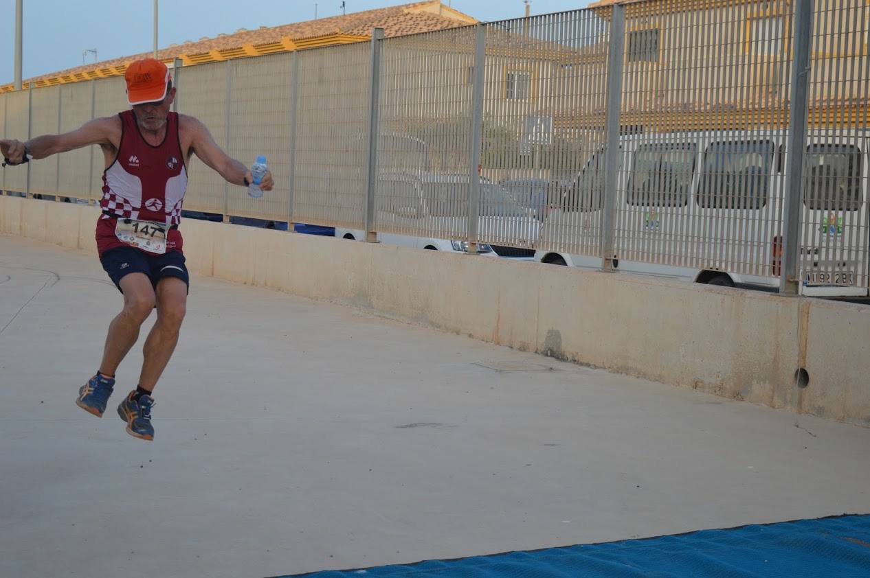 El corredor del C.A. Mandarache Cartagena completa los 5 kilómetros en 19:08 minutos, por los 22:54 de la atleta del Grupo Alcaraz