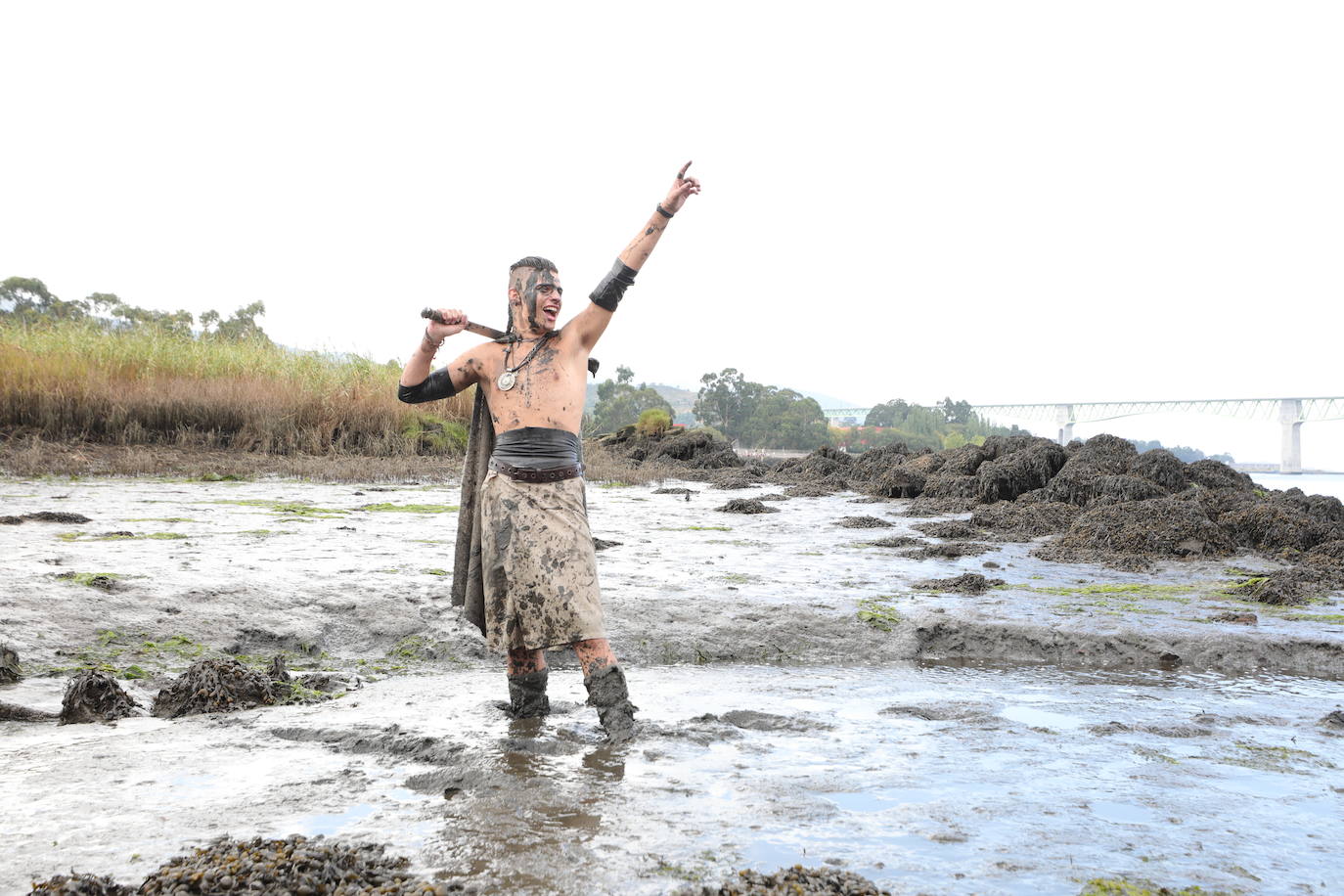 Varios residentes escenifican una invasión vikinga en recuerdo de las sufridas hace mil años en la localidad pontevedresa de Catoira (España). Cada primer domingo de agosto los habitantes de Catoira participan en este singular espectáculo con batallas que siempre terminan bien y tras las cuales hay hasta una deliciosa comida y verbena. 