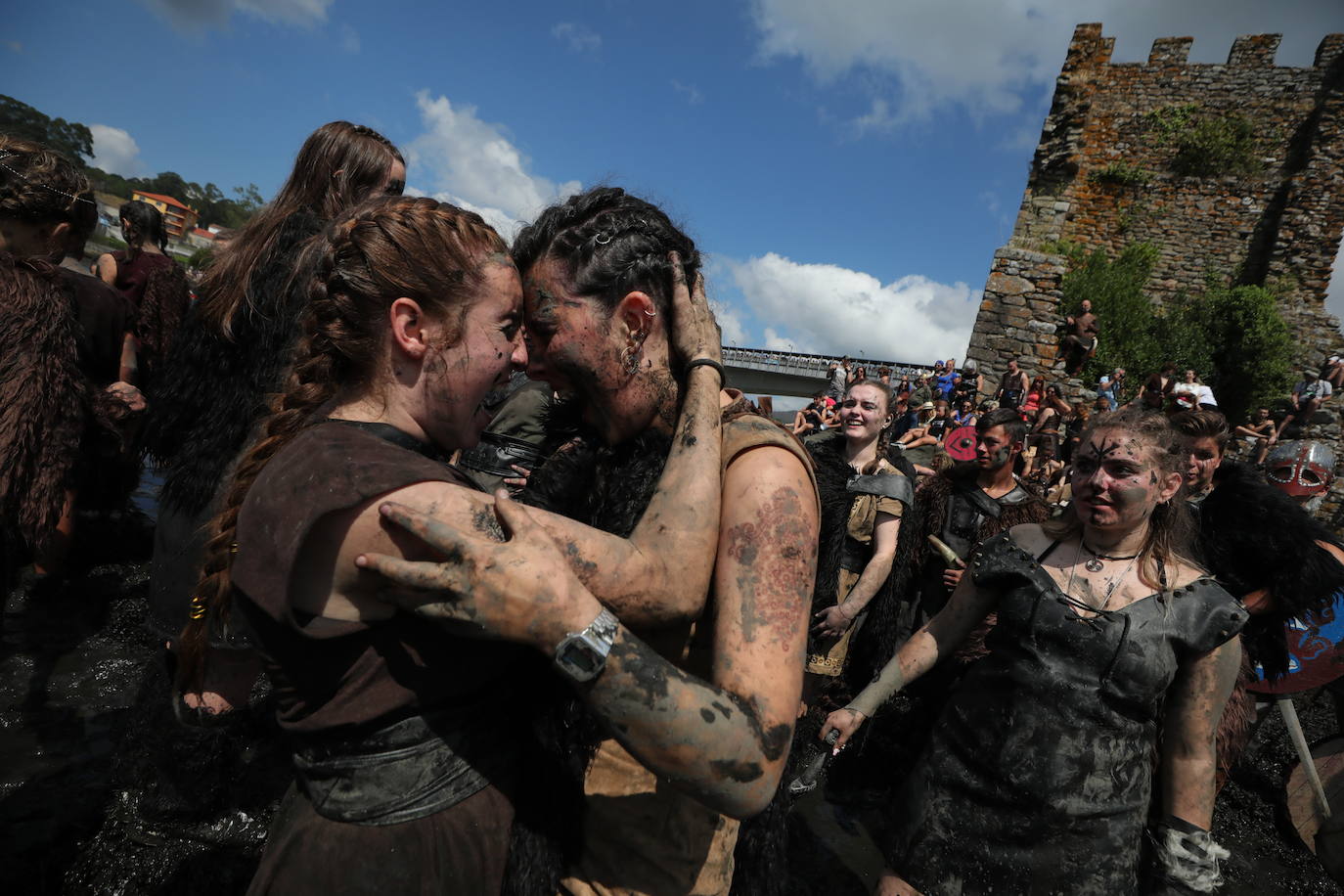 Varios residentes escenifican una invasión vikinga en recuerdo de las sufridas hace mil años en la localidad pontevedresa de Catoira (España). Cada primer domingo de agosto los habitantes de Catoira participan en este singular espectáculo con batallas que siempre terminan bien y tras las cuales hay hasta una deliciosa comida y verbena. 