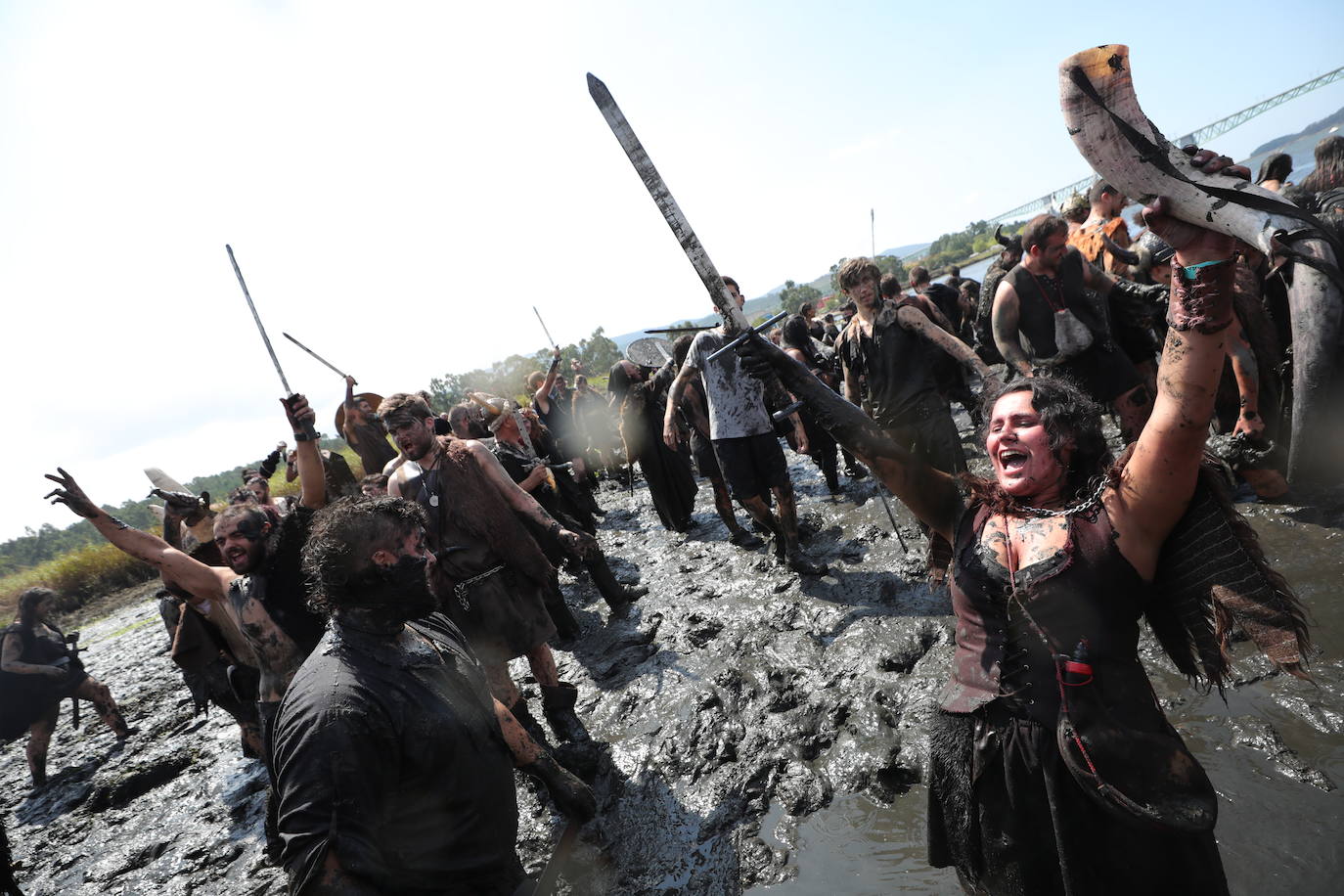 Varios residentes escenifican una invasión vikinga en recuerdo de las sufridas hace mil años en la localidad pontevedresa de Catoira (España). Cada primer domingo de agosto los habitantes de Catoira participan en este singular espectáculo con batallas que siempre terminan bien y tras las cuales hay hasta una deliciosa comida y verbena. 