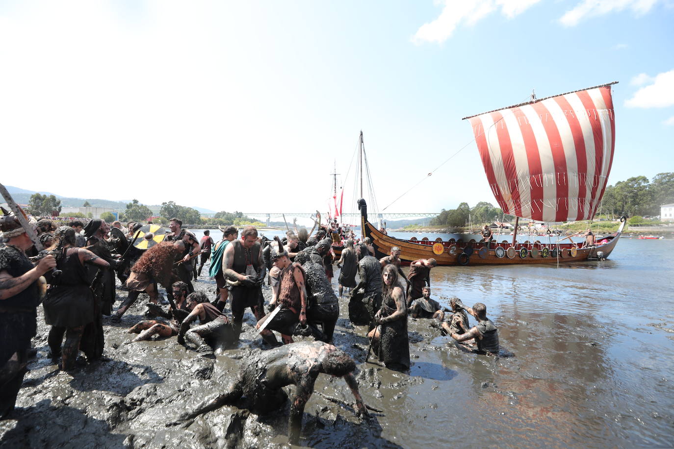 Varios residentes escenifican una invasión vikinga en recuerdo de las sufridas hace mil años en la localidad pontevedresa de Catoira (España). Cada primer domingo de agosto los habitantes de Catoira participan en este singular espectáculo con batallas que siempre terminan bien y tras las cuales hay hasta una deliciosa comida y verbena. 