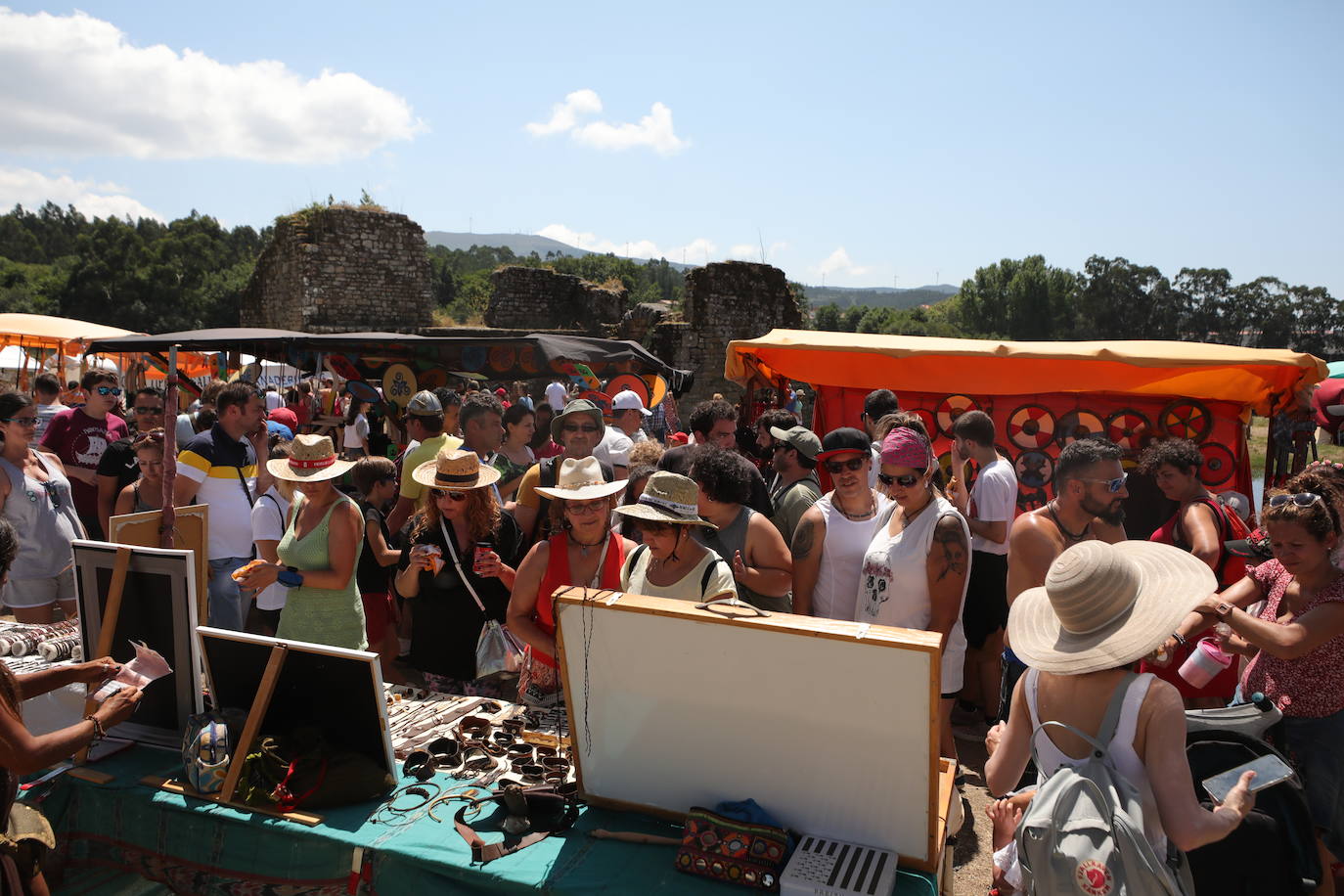 Varios residentes escenifican una invasión vikinga en recuerdo de las sufridas hace mil años en la localidad pontevedresa de Catoira (España). Cada primer domingo de agosto los habitantes de Catoira participan en este singular espectáculo con batallas que siempre terminan bien y tras las cuales hay hasta una deliciosa comida y verbena. 