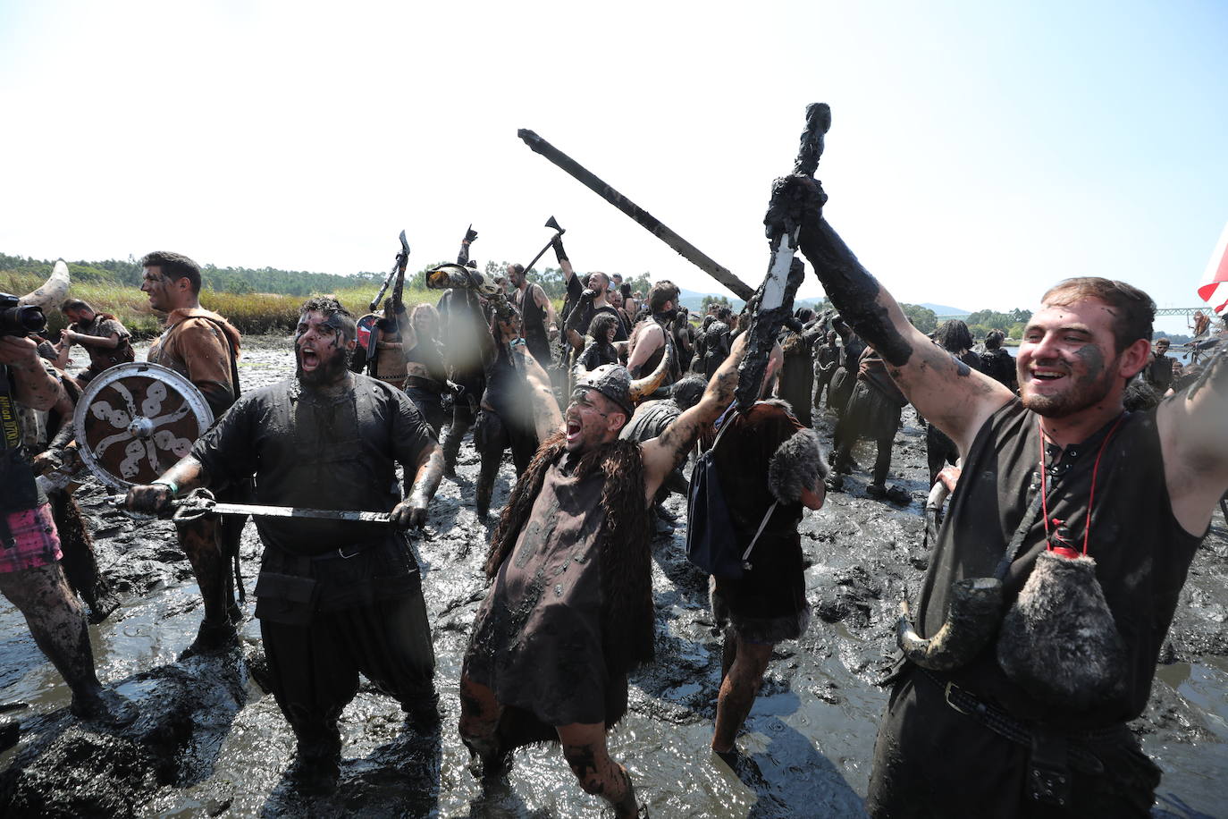 Varios residentes escenifican una invasión vikinga en recuerdo de las sufridas hace mil años en la localidad pontevedresa de Catoira (España). Cada primer domingo de agosto los habitantes de Catoira participan en este singular espectáculo con batallas que siempre terminan bien y tras las cuales hay hasta una deliciosa comida y verbena. 