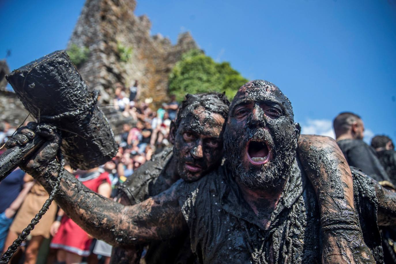 Varios residentes escenifican una invasión vikinga en recuerdo de las sufridas hace mil años en la localidad pontevedresa de Catoira (España). Cada primer domingo de agosto los habitantes de Catoira participan en este singular espectáculo con batallas que siempre terminan bien y tras las cuales hay hasta una deliciosa comida y verbena. 