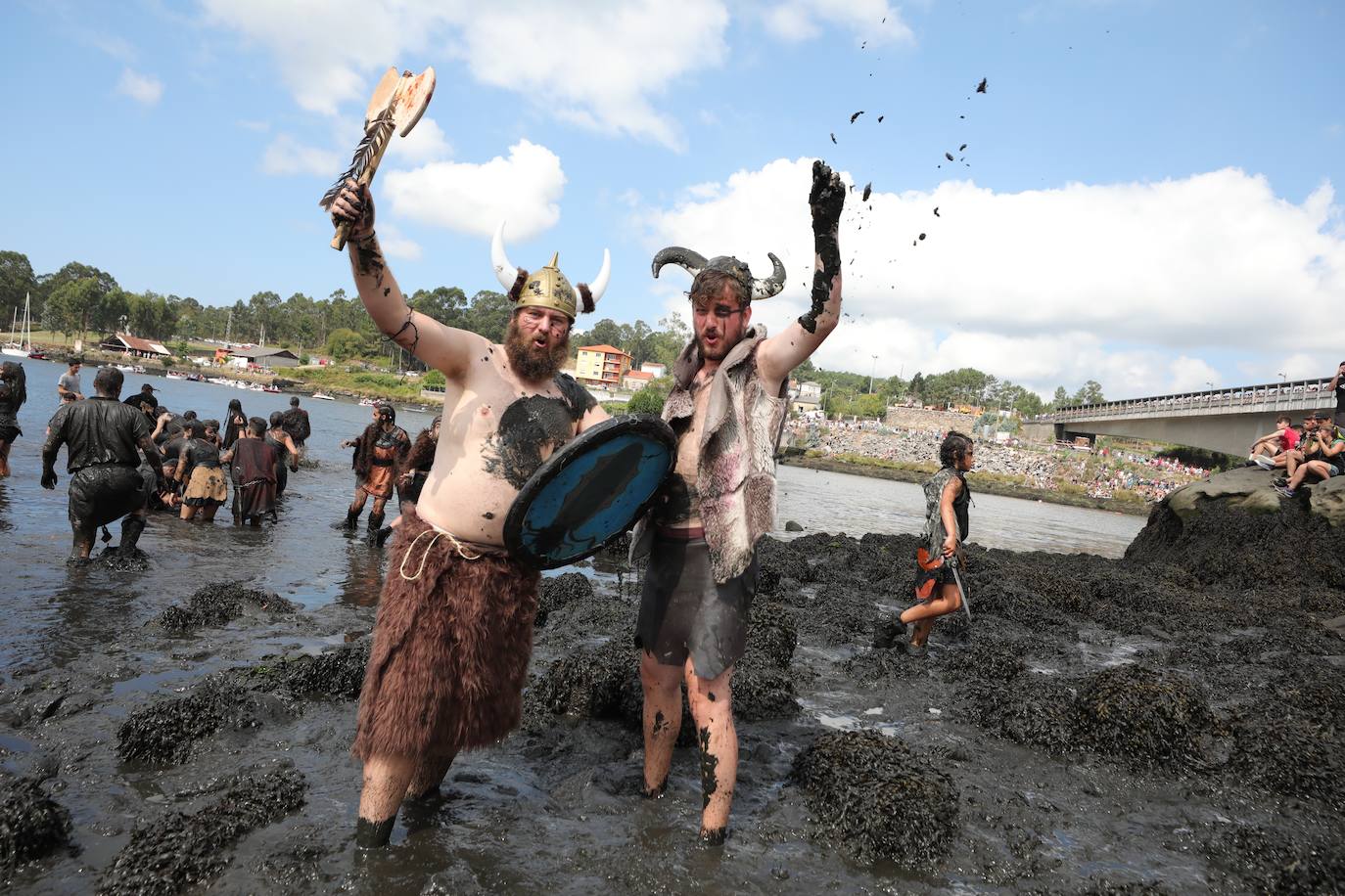 Varios residentes escenifican una invasión vikinga en recuerdo de las sufridas hace mil años en la localidad pontevedresa de Catoira (España). Cada primer domingo de agosto los habitantes de Catoira participan en este singular espectáculo con batallas que siempre terminan bien y tras las cuales hay hasta una deliciosa comida y verbena. 