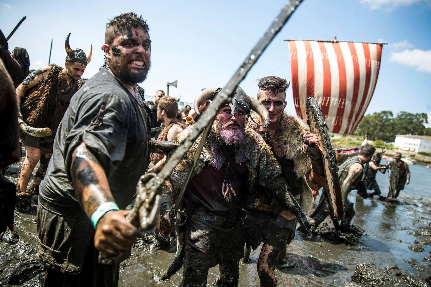 Varios residentes escenifican una invasión vikinga en recuerdo de las sufridas hace mil años en la localidad pontevedresa de Catoira (España). Cada primer domingo de agosto los habitantes de Catoira participan en este singular espectáculo con batallas que siempre terminan bien y tras las cuales hay hasta una deliciosa comida y verbena. 