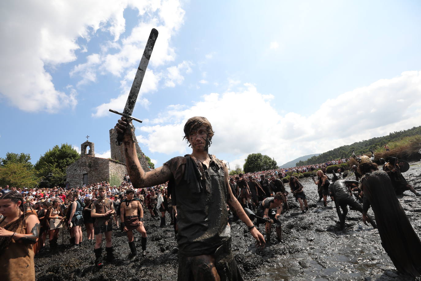 Varios residentes escenifican una invasión vikinga en recuerdo de las sufridas hace mil años en la localidad pontevedresa de Catoira (España). Cada primer domingo de agosto los habitantes de Catoira participan en este singular espectáculo con batallas que siempre terminan bien y tras las cuales hay hasta una deliciosa comida y verbena. 