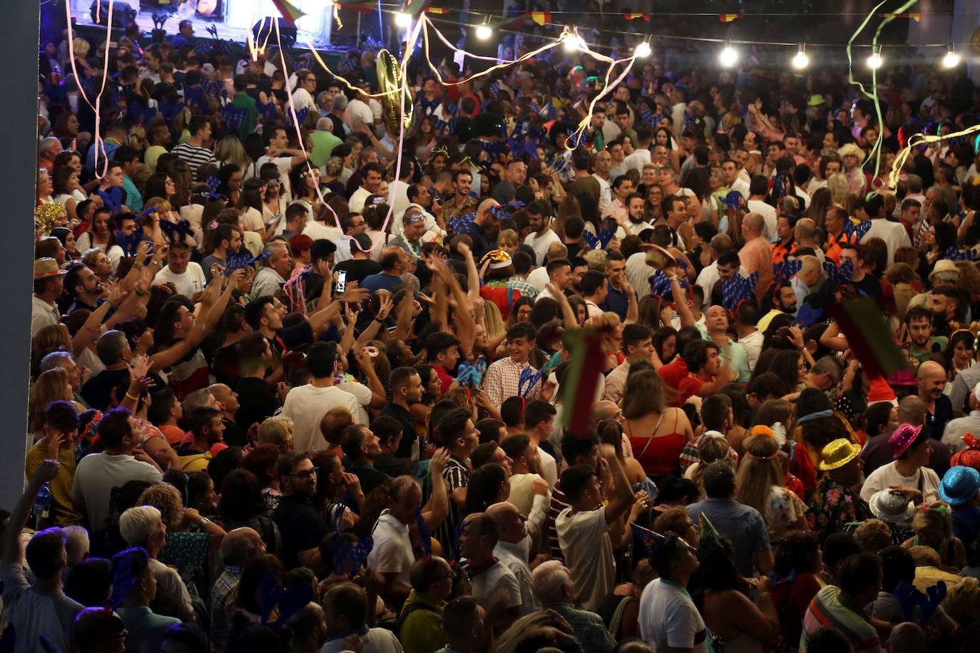 25 años después del apagón que, el 31 de diciembre de 1994, impidió a los vecinos de la localidad granadina de Bérchules seguir por televisión las doce campanadas, este pequeño pueblo de la Alpujarra granadina vuelve a multiplicar un verano más su población para celebrar su colorida y calurosa Nochevieja de agosto.
