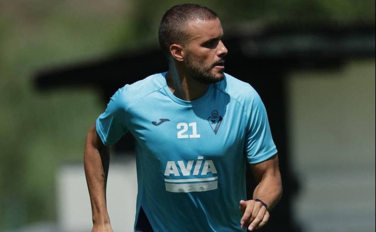 El futbolista Pedro León, en un entrenamiento con el Eibar.