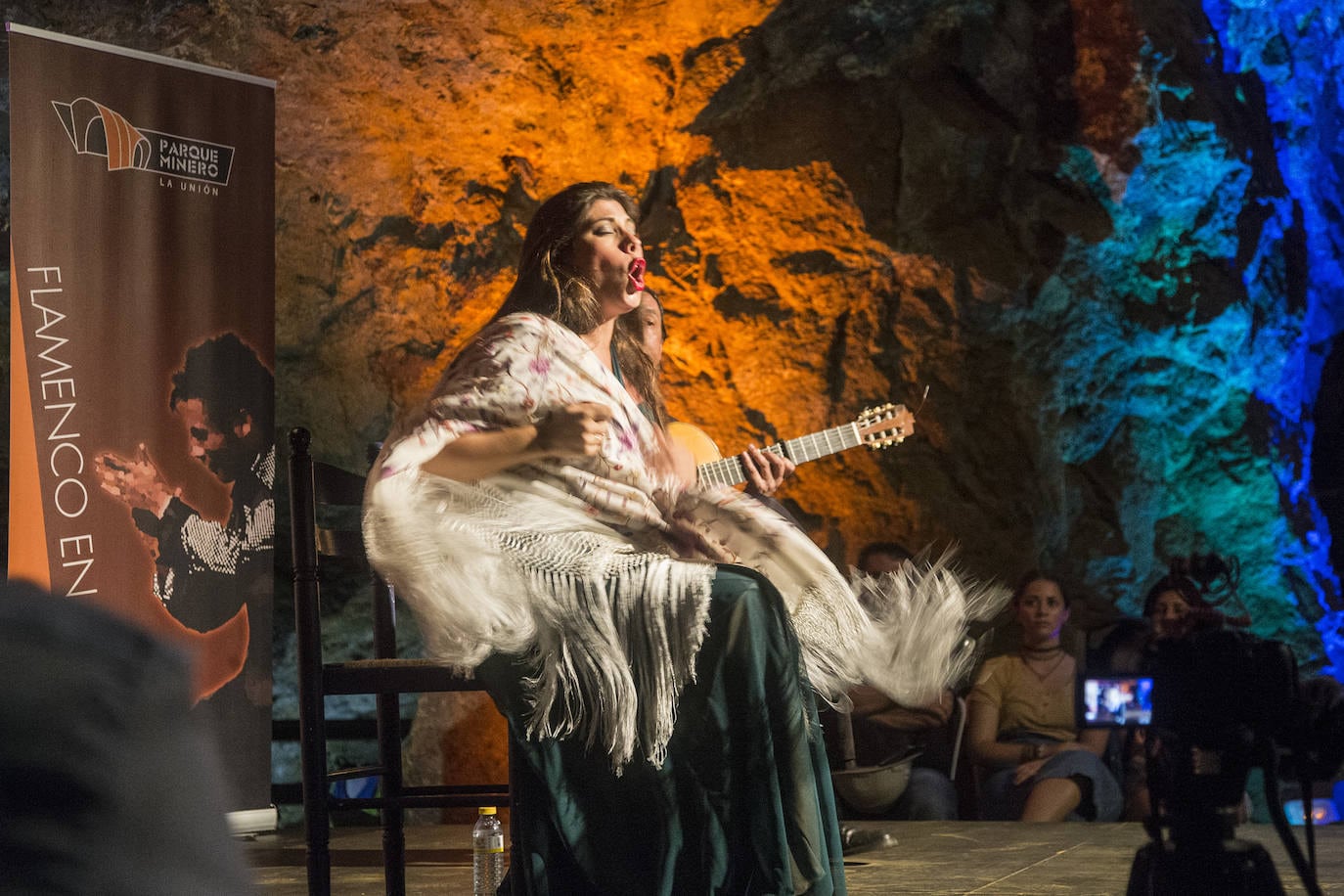 Una de las actuaciones más especiales de la 59 edición del Cante de las Minas fue el concierto en la Mina Agrupa Vicenta, interpretado por la que fuera Lámpara Minera 2015, María José Pérez (Almería, 1985), que demostró un excepcional dominio de la técnica. 