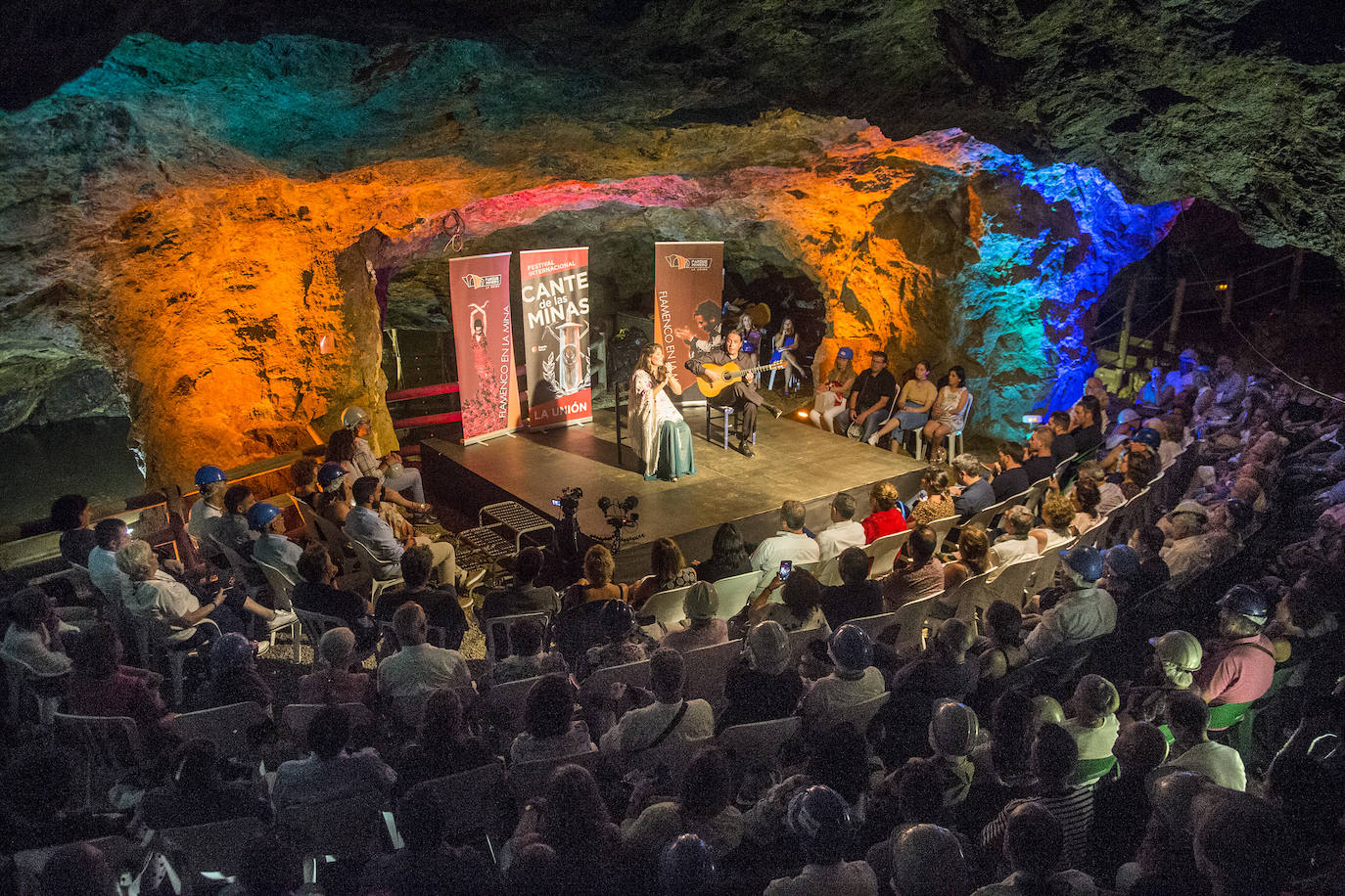 Una de las actuaciones más especiales de la 59 edición del Cante de las Minas fue el concierto en la Mina Agrupa Vicenta, interpretado por la que fuera Lámpara Minera 2015, María José Pérez (Almería, 1985), que demostró un excepcional dominio de la técnica. 