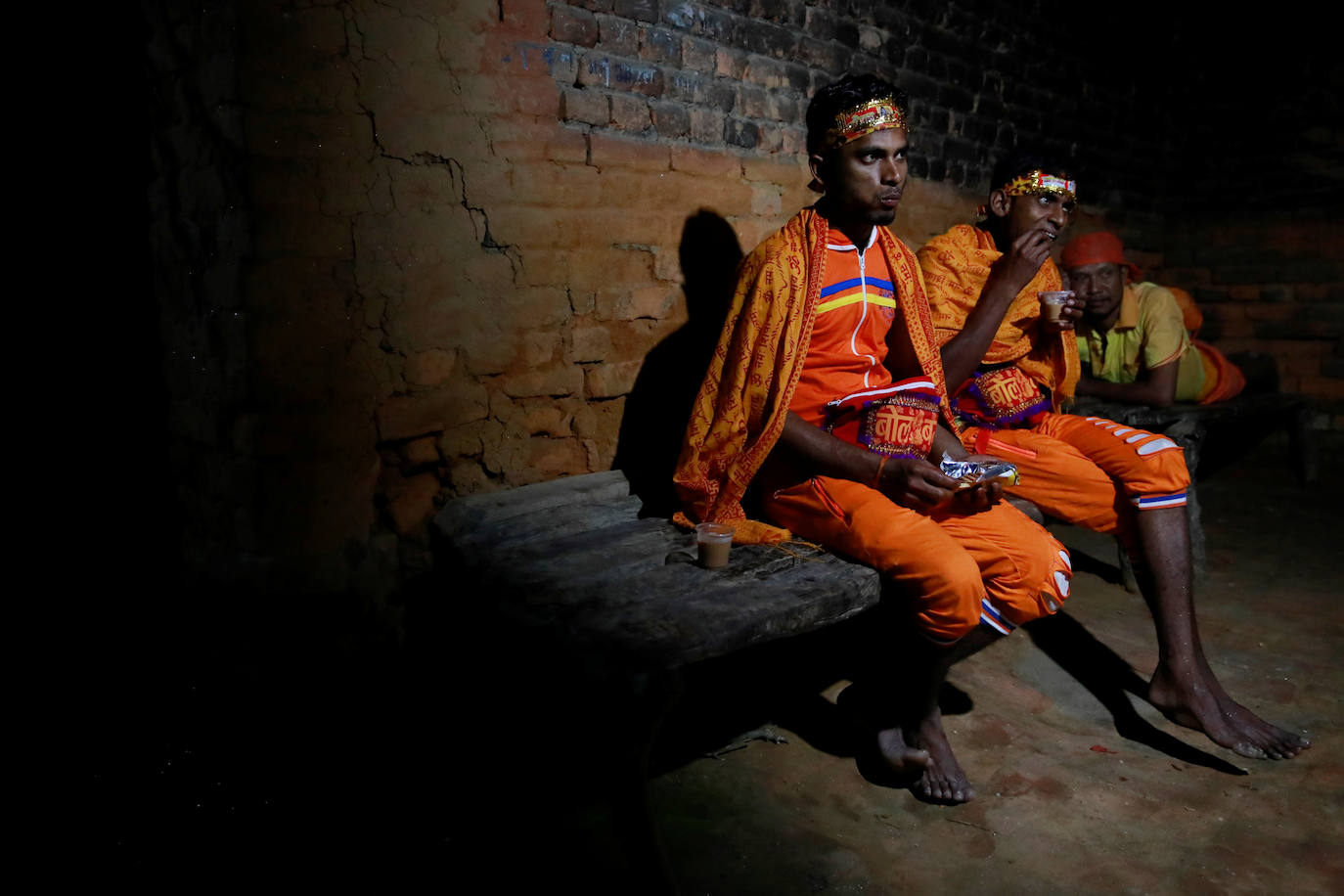 Varias personas peregrinan en honor a Shiva, dios de la creación y la destrucción, en Sundarijal, Nepal. Miles de devotos viajan descalzos hacia Sundarijal para honrar al dios Shiva y recolectar agua sagrada para limpiar todos sus pecados.