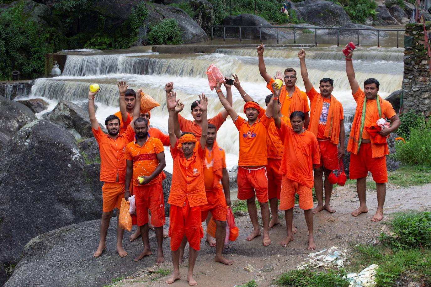 Varias personas peregrinan en honor a Shiva, dios de la creación y la destrucción, en Sundarijal, Nepal. Miles de devotos viajan descalzos hacia Sundarijal para honrar al dios Shiva y recolectar agua sagrada para limpiar todos sus pecados.