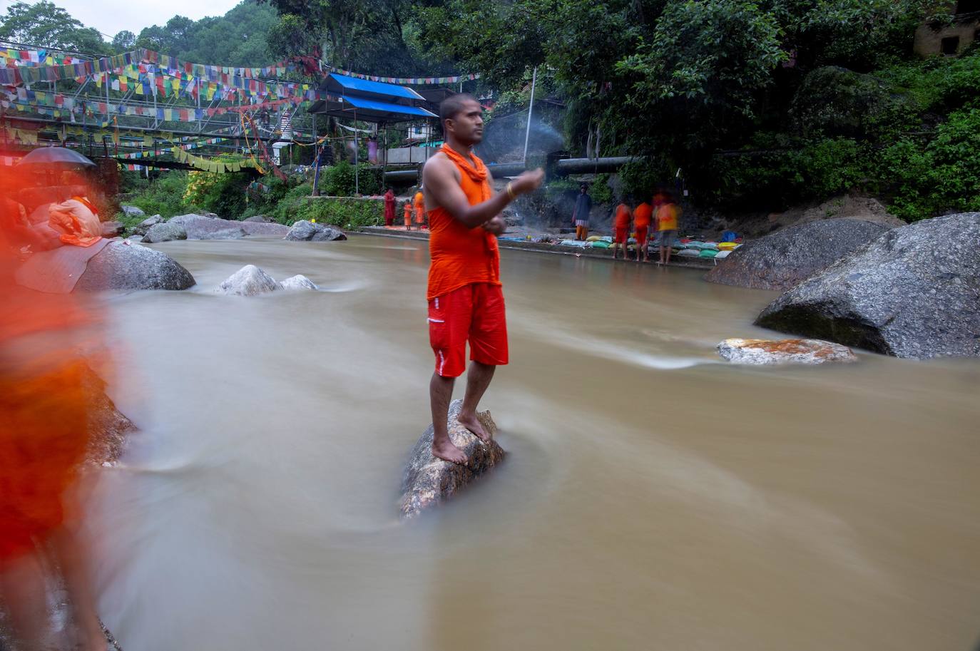 Varias personas peregrinan en honor a Shiva, dios de la creación y la destrucción, en Sundarijal, Nepal. Miles de devotos viajan descalzos hacia Sundarijal para honrar al dios Shiva y recolectar agua sagrada para limpiar todos sus pecados.