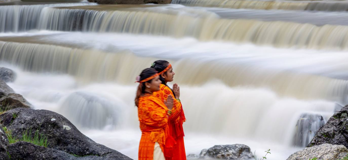 Varias personas peregrinan en honor a Shiva, dios de la creación y la destrucción, en Sundarijal, Nepal. Miles de devotos viajan descalzos hacia Sundarijal para honrar al dios Shiva y recolectar agua sagrada para limpiar todos sus pecados.