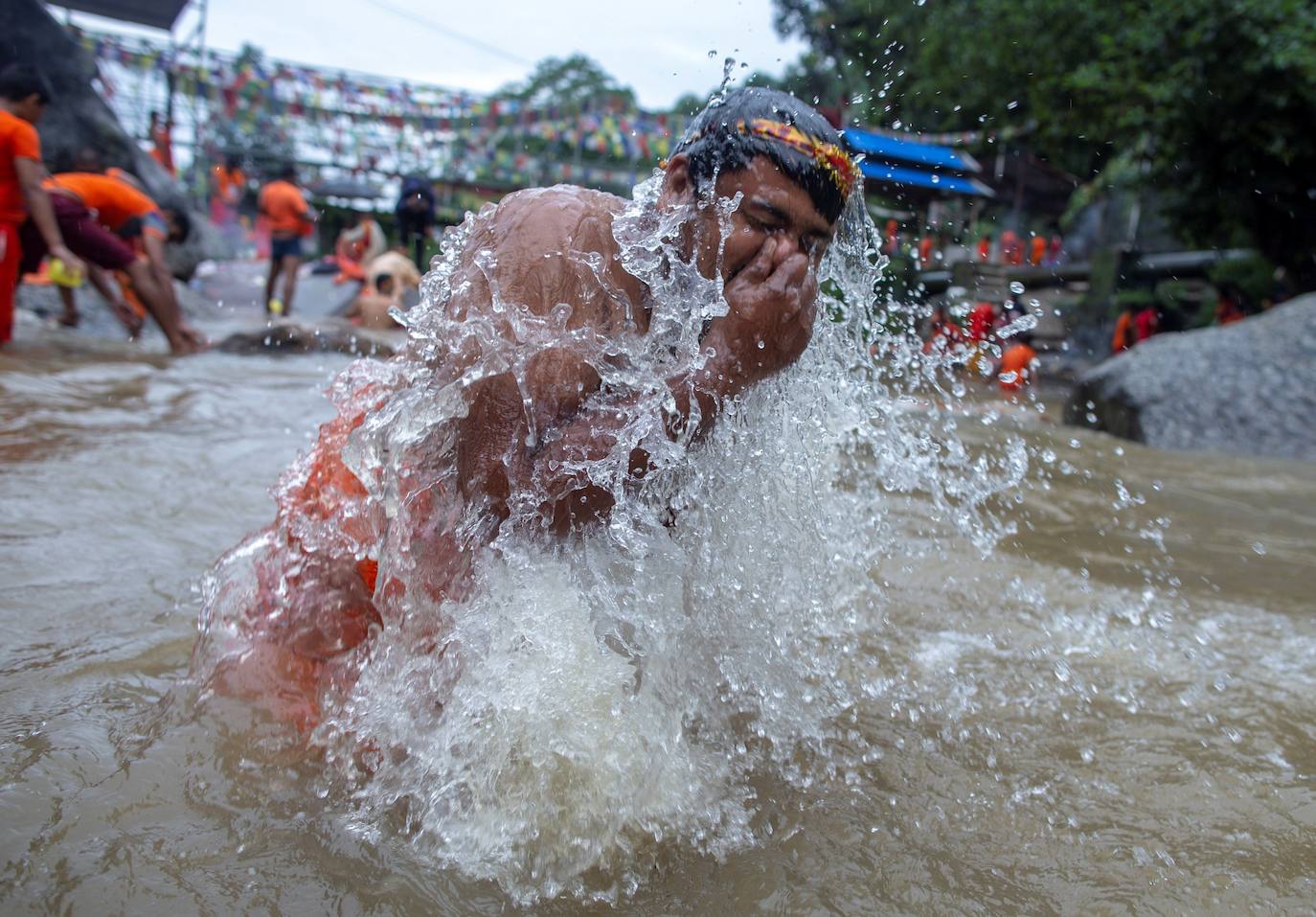 Varias personas peregrinan en honor a Shiva, dios de la creación y la destrucción, en Sundarijal, Nepal. Miles de devotos viajan descalzos hacia Sundarijal para honrar al dios Shiva y recolectar agua sagrada para limpiar todos sus pecados.