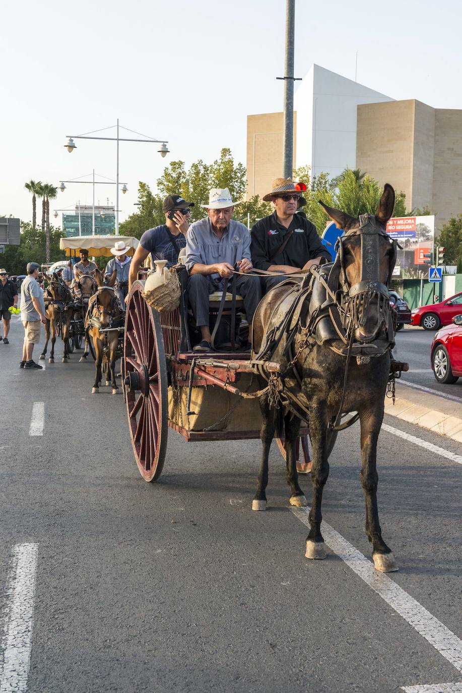 Más de cincuenta carros parten desde la Federación de Peñas Huertanas, en la avenida Primero de Mayo, con rumbo al paseo marítimo de Los Alcázares