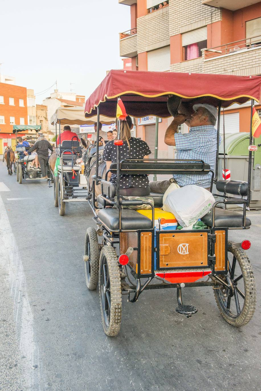 Más de cincuenta carros parten desde la Federación de Peñas Huertanas, en la avenida Primero de Mayo, con rumbo al paseo marítimo de Los Alcázares